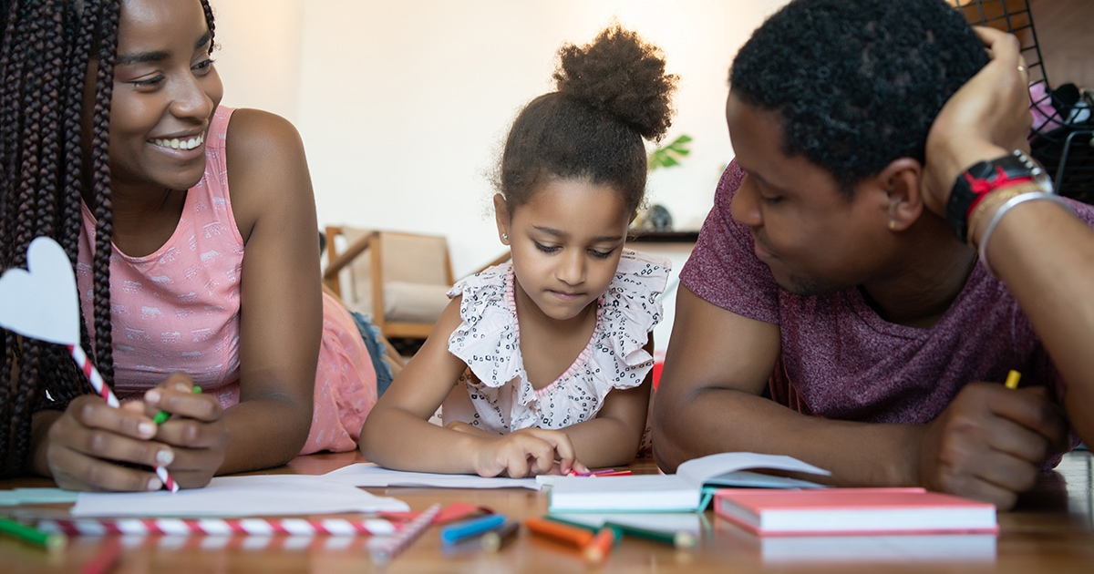 Os pais devem retomar a rotina de estudos em casa na retomada das aulas 2021
