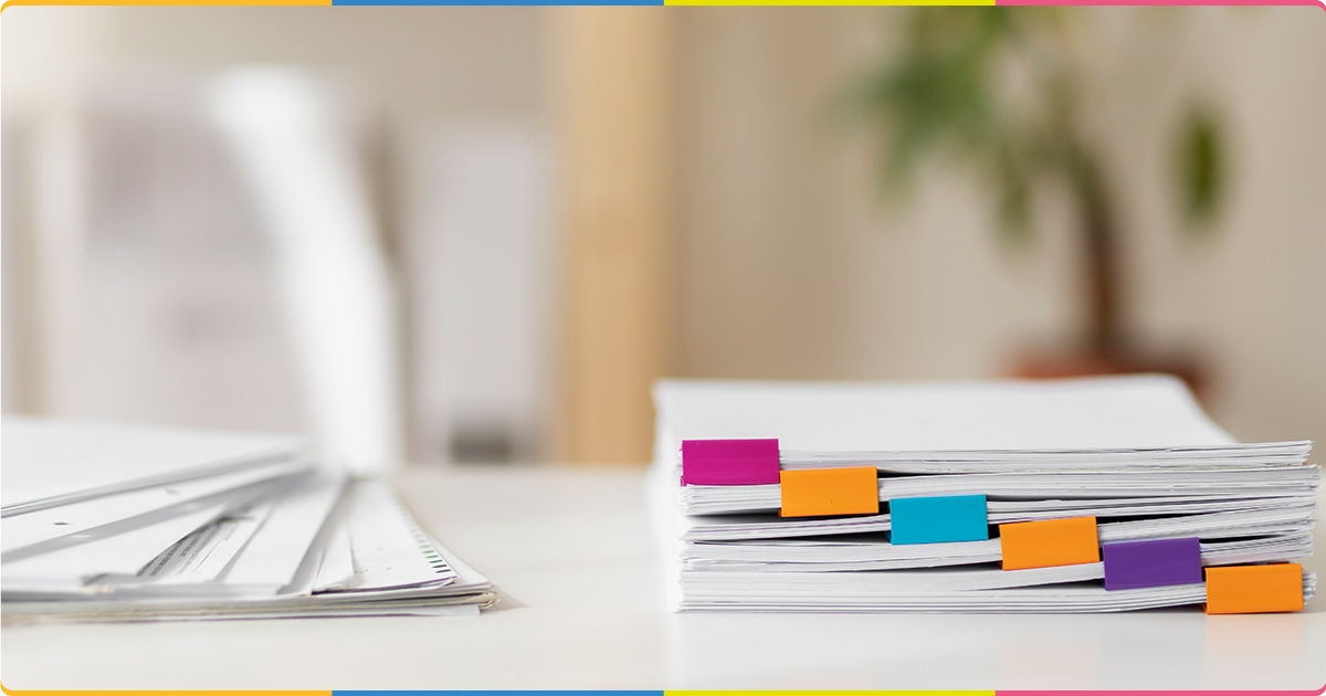 Uma superdica de gestão de documentos é separá-los por categoria e utilizar etiquetas ou pastas coloridas para facilitar a identificação e a localização.