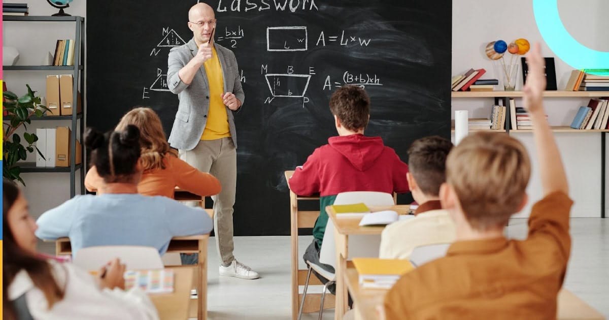 Interação entre professores e alunos em sala de aula