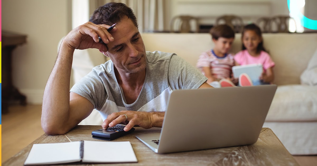 O silêncio custa caro. Falar com as famílias no momento certo pode salvar a saúde financeira da sua escola.