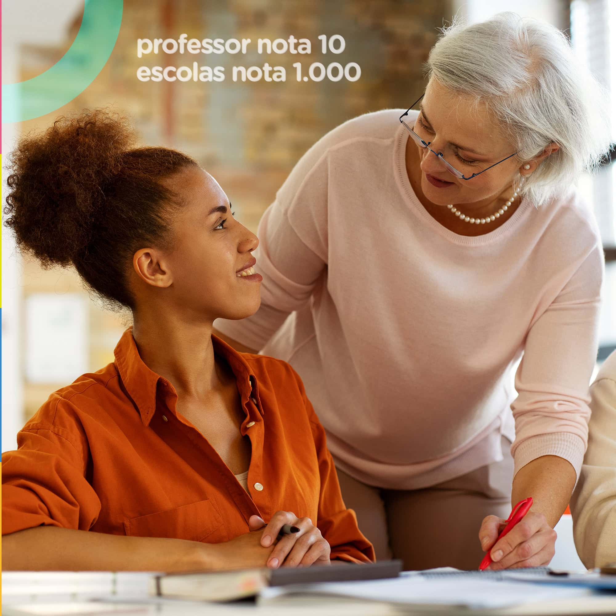 Professor auxilia estudante no ambiente escolar, promovendo aprendizado e acolhimento na escola. Ensino de qualidade para garantir boas notas e o sucesso dos alunos.