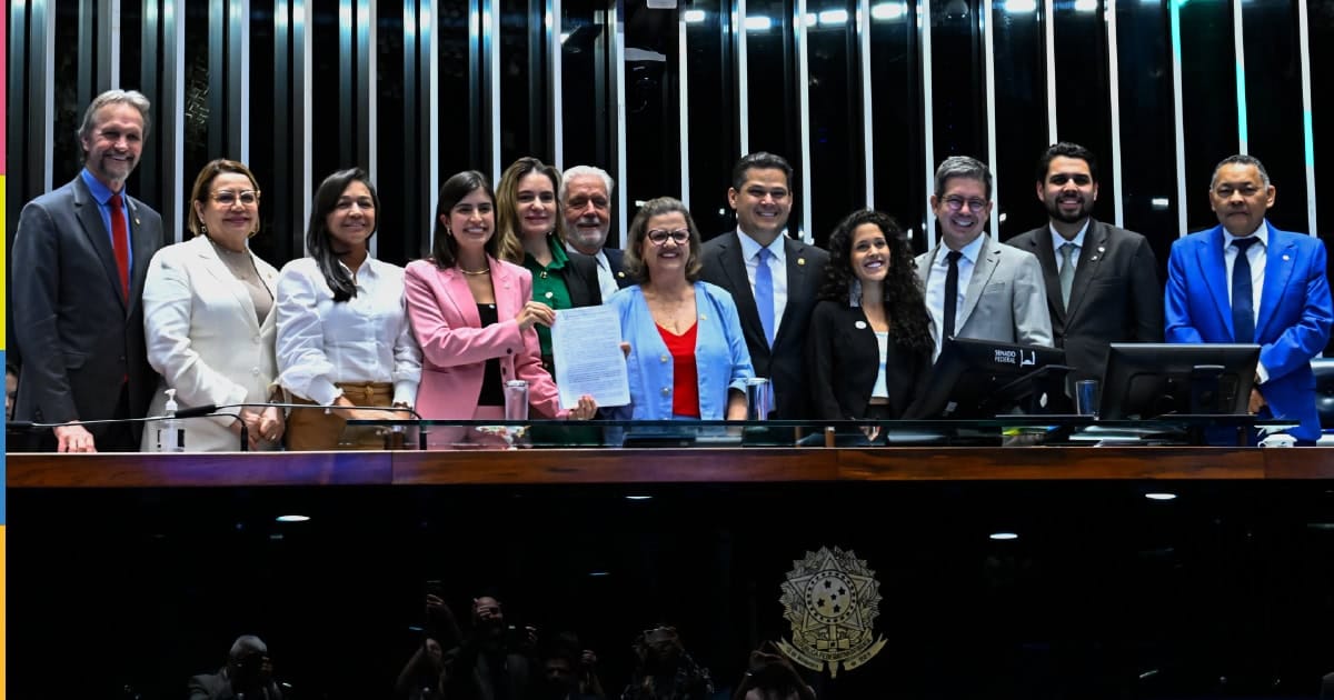 Autoridades reunidas no plenário, simbolizando colaboração e tomada de decisão em ambiente institucional.