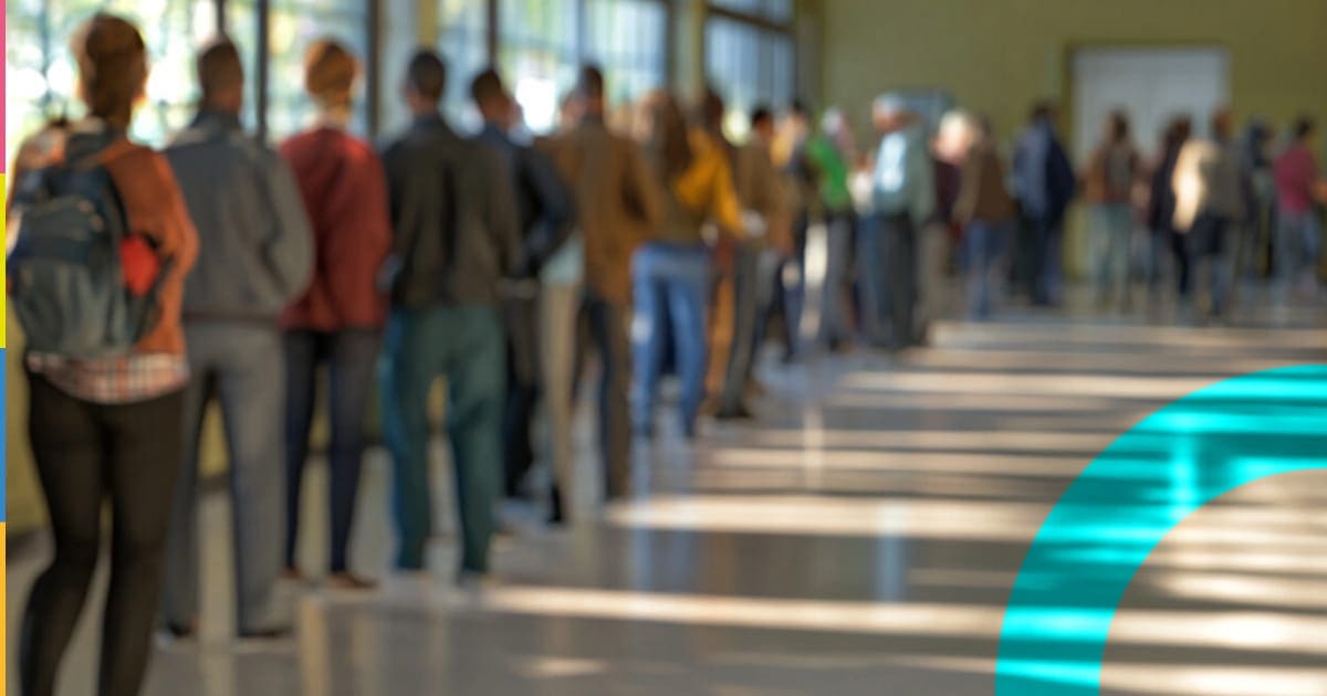 Fila de estudantes esperando para ingressar na escola, demonstrando organização e rotina escolar.