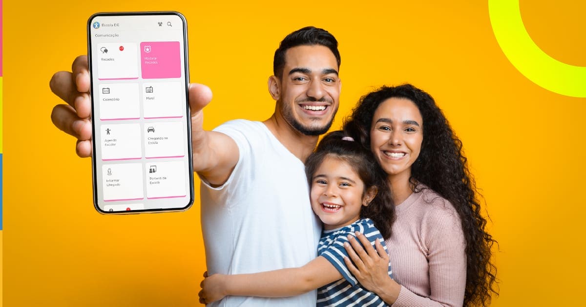 Imagem de um jovem casal com uma criança sorridente, segurando um smartphone com aplicativo de educação digital, contra fundo amarelo vibrante.
