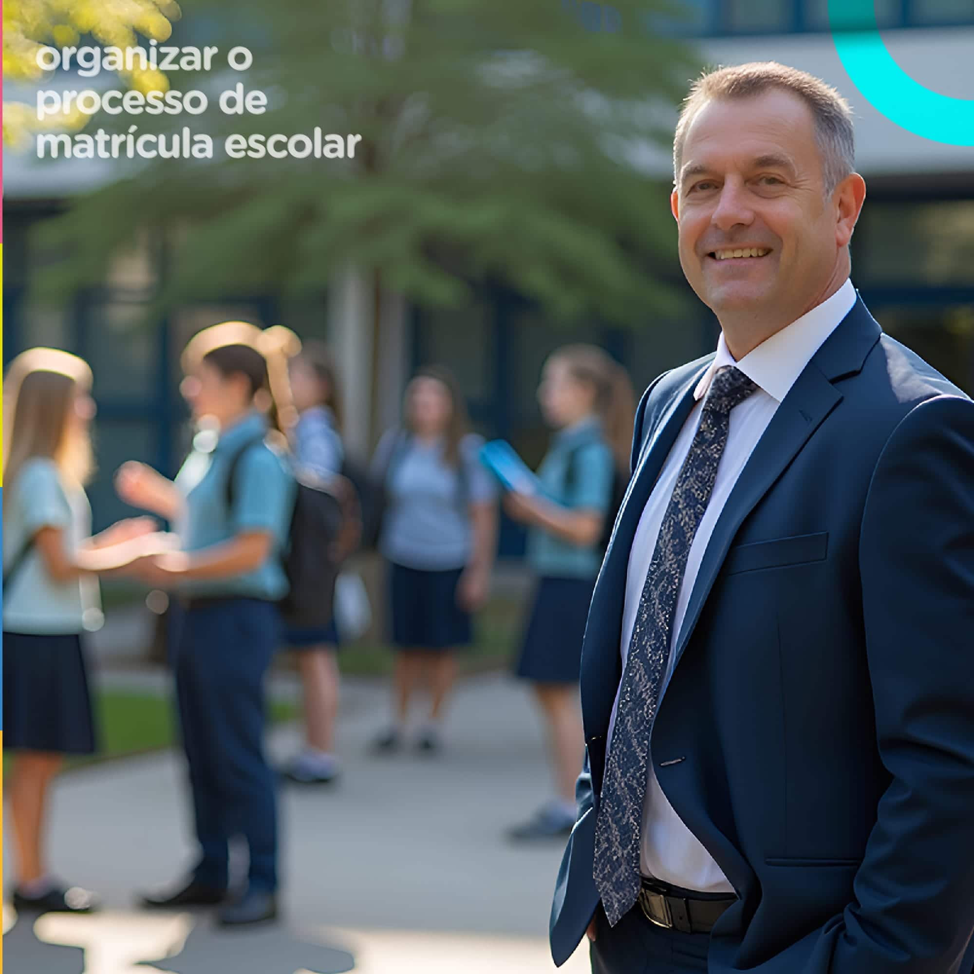 Homem de terno sorridente com estudantes ao fundo, promovendo organização do processo de matrícula escolar.