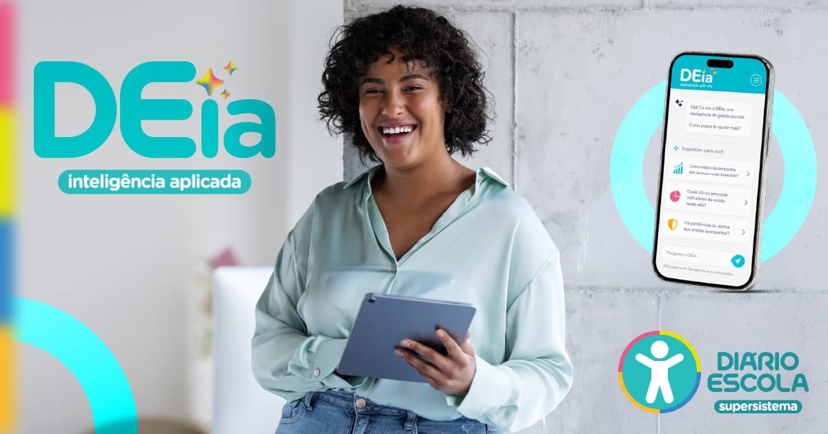 Jovem diretora escolar sorridente usando tablet com o supersistema Diário Escola e a DEia – Diário Escola inteligência aplicada.