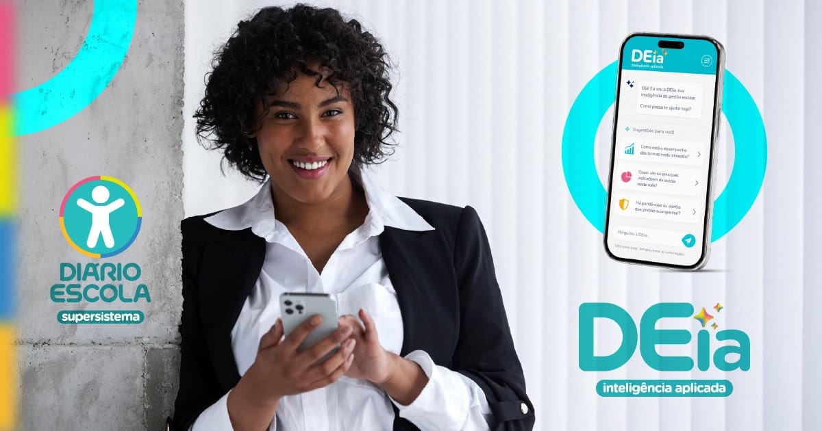 Jovem diretora escolar sorridente usando tablet com o supersistema Diário Escola e a DEia – Diário Escola inteligência aplicada.