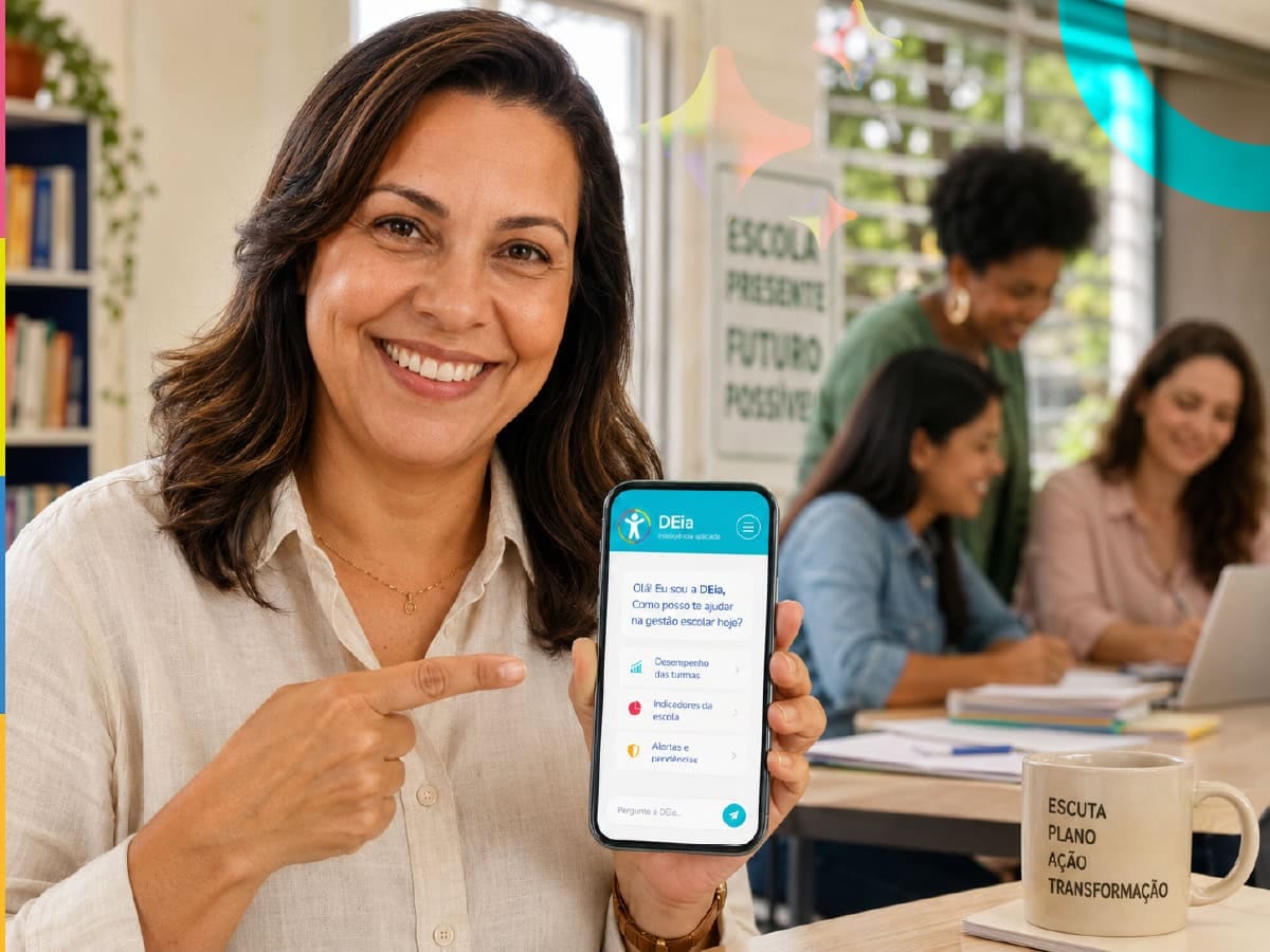 Diretora escolar sorridente segurando smartphone com a DEia – Diário Escola inteligência aplicada.
