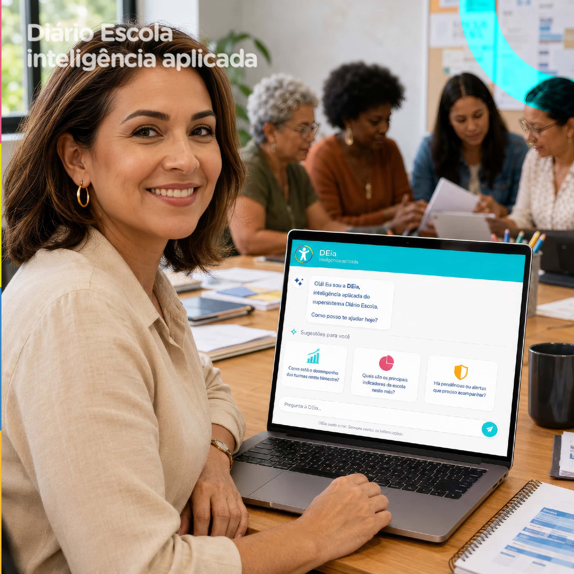Diretora de escola sorridente usando laptop com conteúdo de inteligência aplicada na escola, com grupo de pessoas ao fundo em ambiente escolar. DEia – Diário Escola inteligência aplicada.