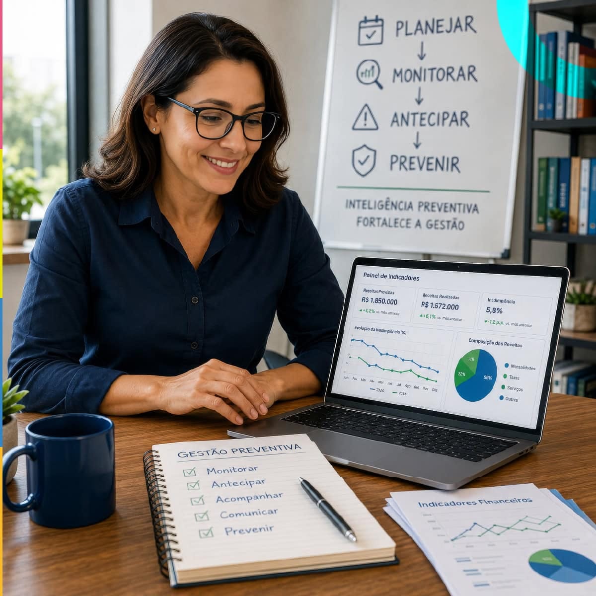 Gestora do setor financeiro, sorridente, analisando gráficos de desempenho escolar em laptop, com quadro de planejamento na parede ao fundo, trabalhando para prevenir a inadimplência escolar.