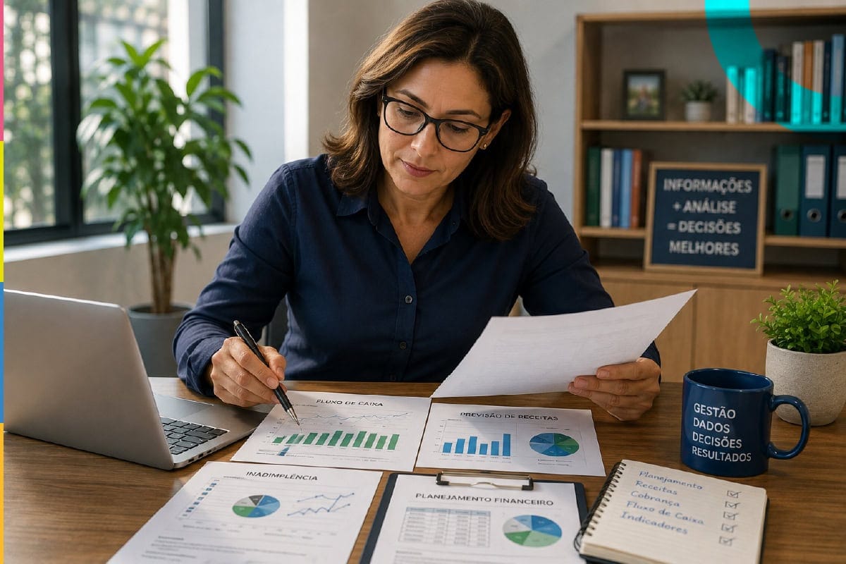 Diretora escolar de óculos revisando relatórios financeiros e gráficos em escritório moderno. Trabalhando pela previsibilidade financeira na escola.