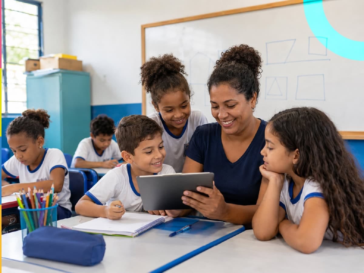 Professora usando tablet com alunos em sala de aula, promovendo aprendizagem digital e interativa. Tecnologia nas redes municipais de ensino em uma escola pública de Planalto (RS).